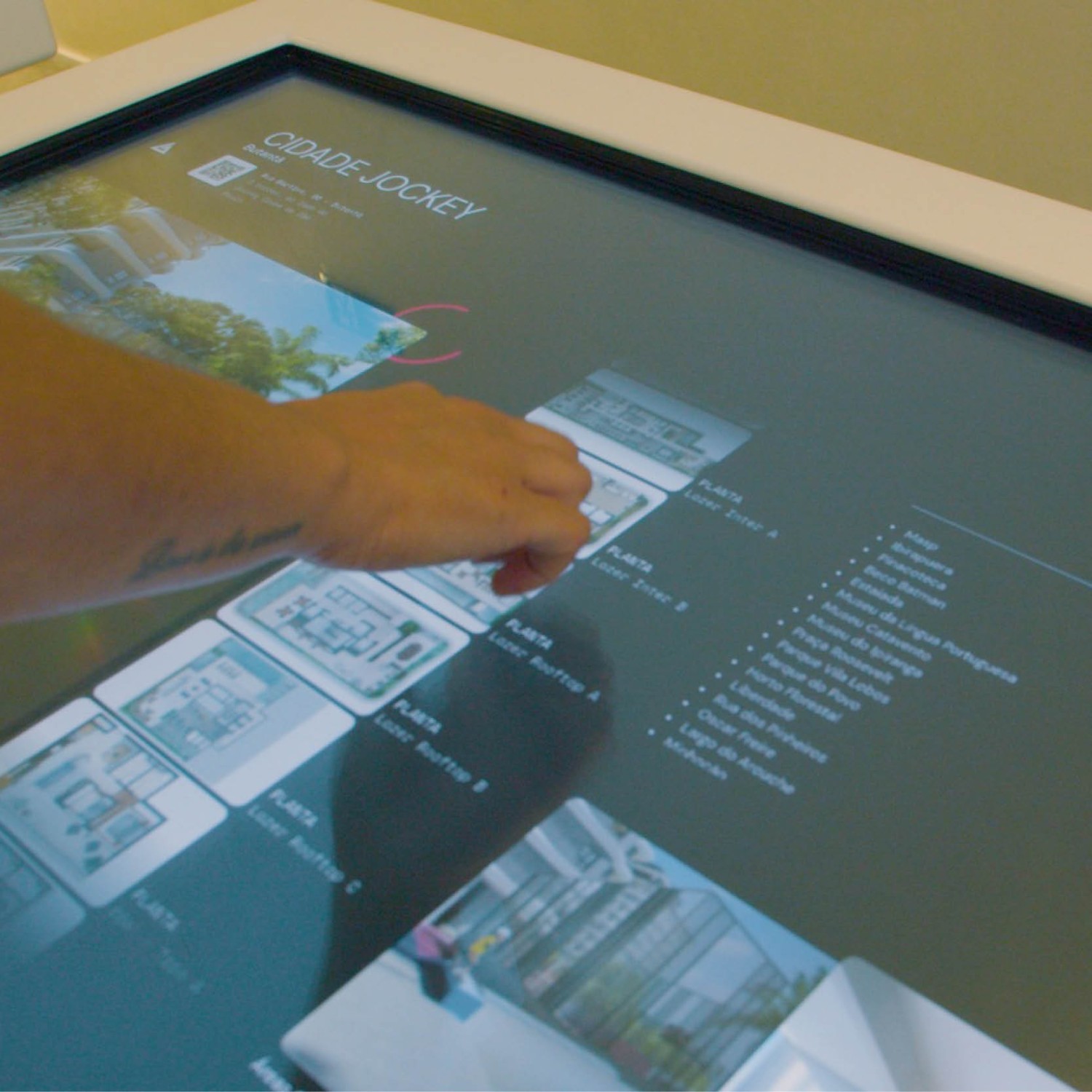 Gafisa - Gafisa: painéis LED e mesas interativas